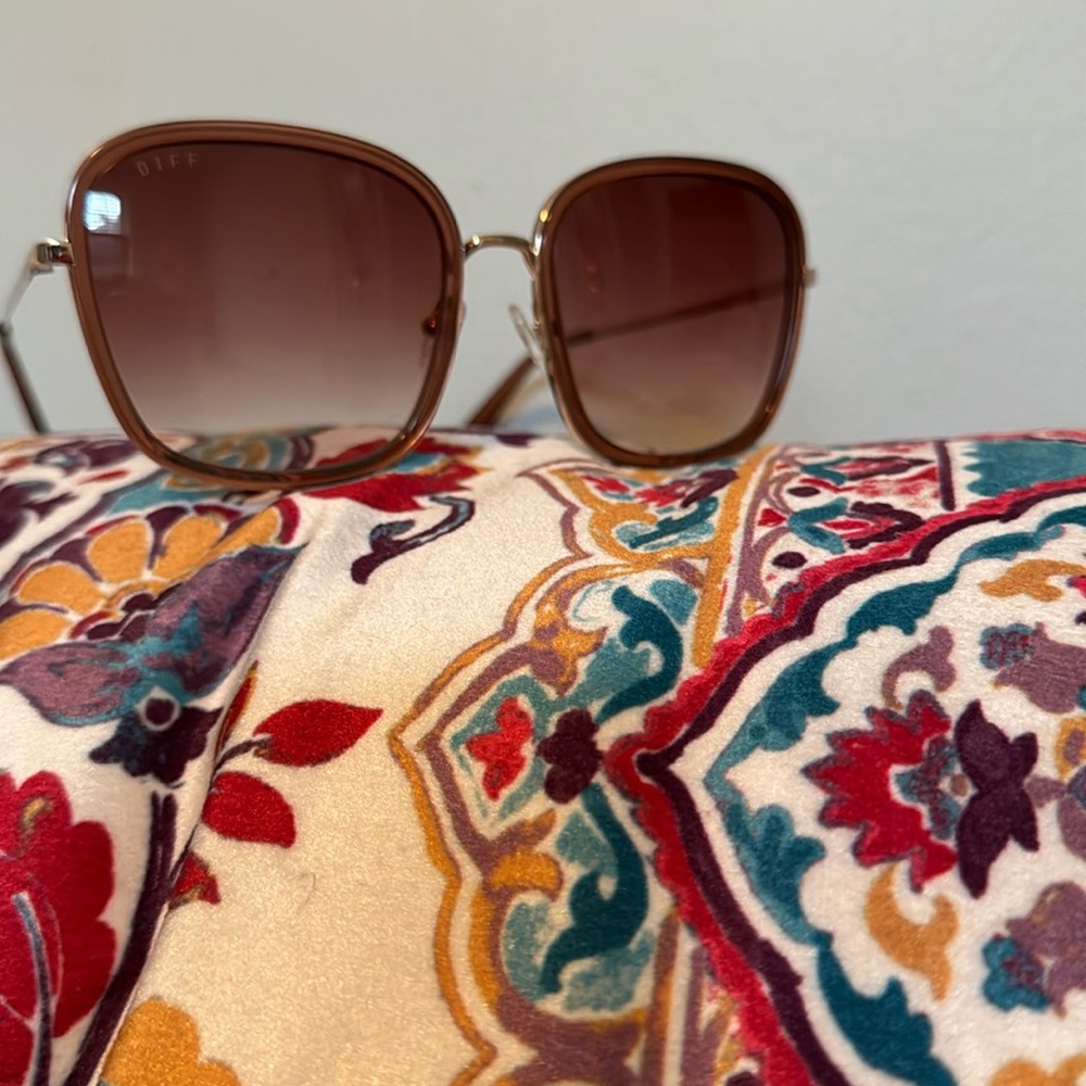New Never Worn Genevieve DIFF sunglasses.